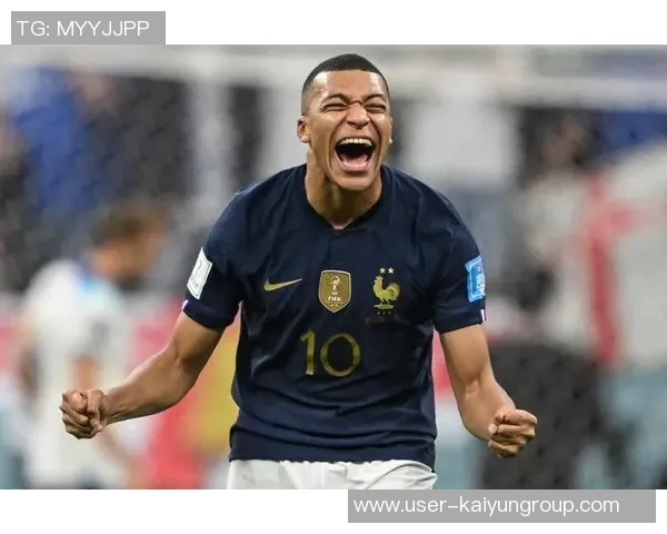 小姆巴佩绝平巴黎后模仿姆巴佩庆祝动作姆总在看台笑逐颜开